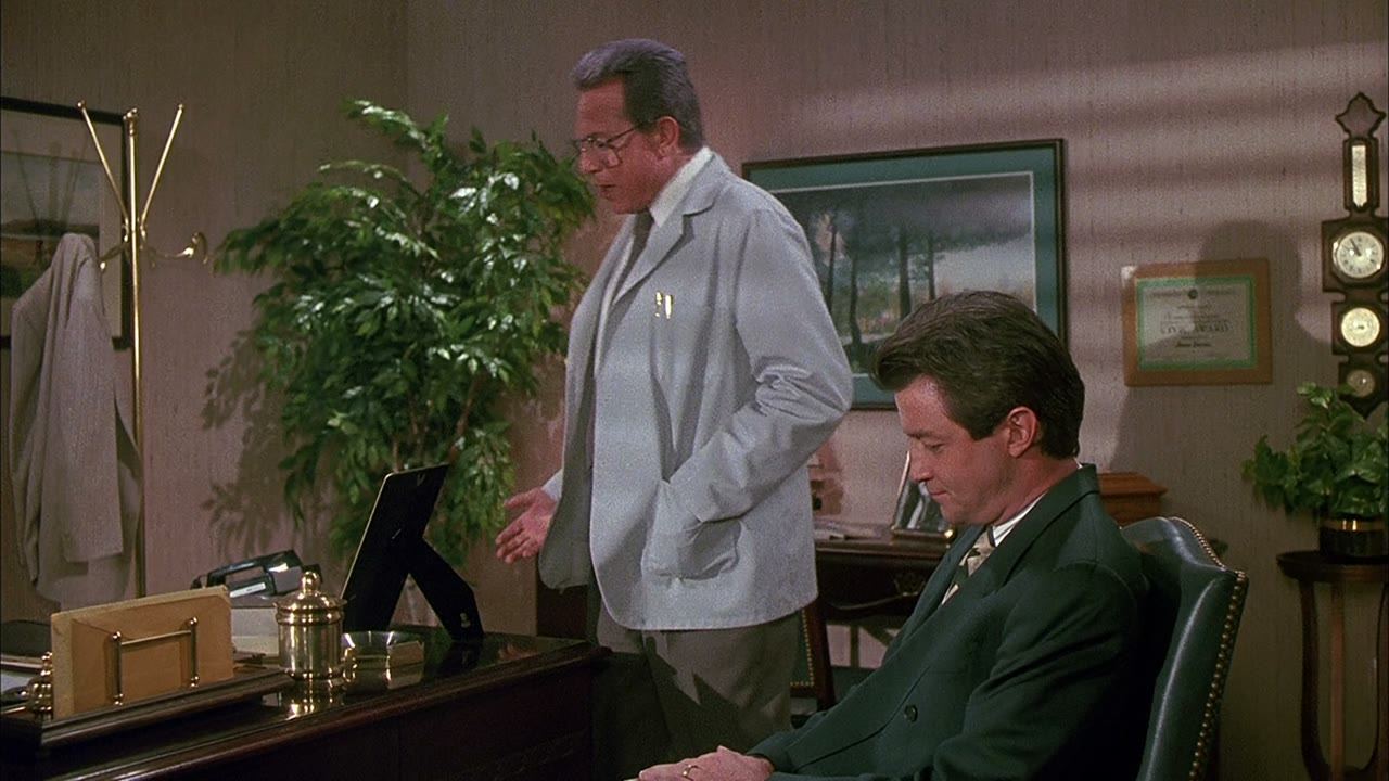 The lieutenant is not at ease in a dentist's chair