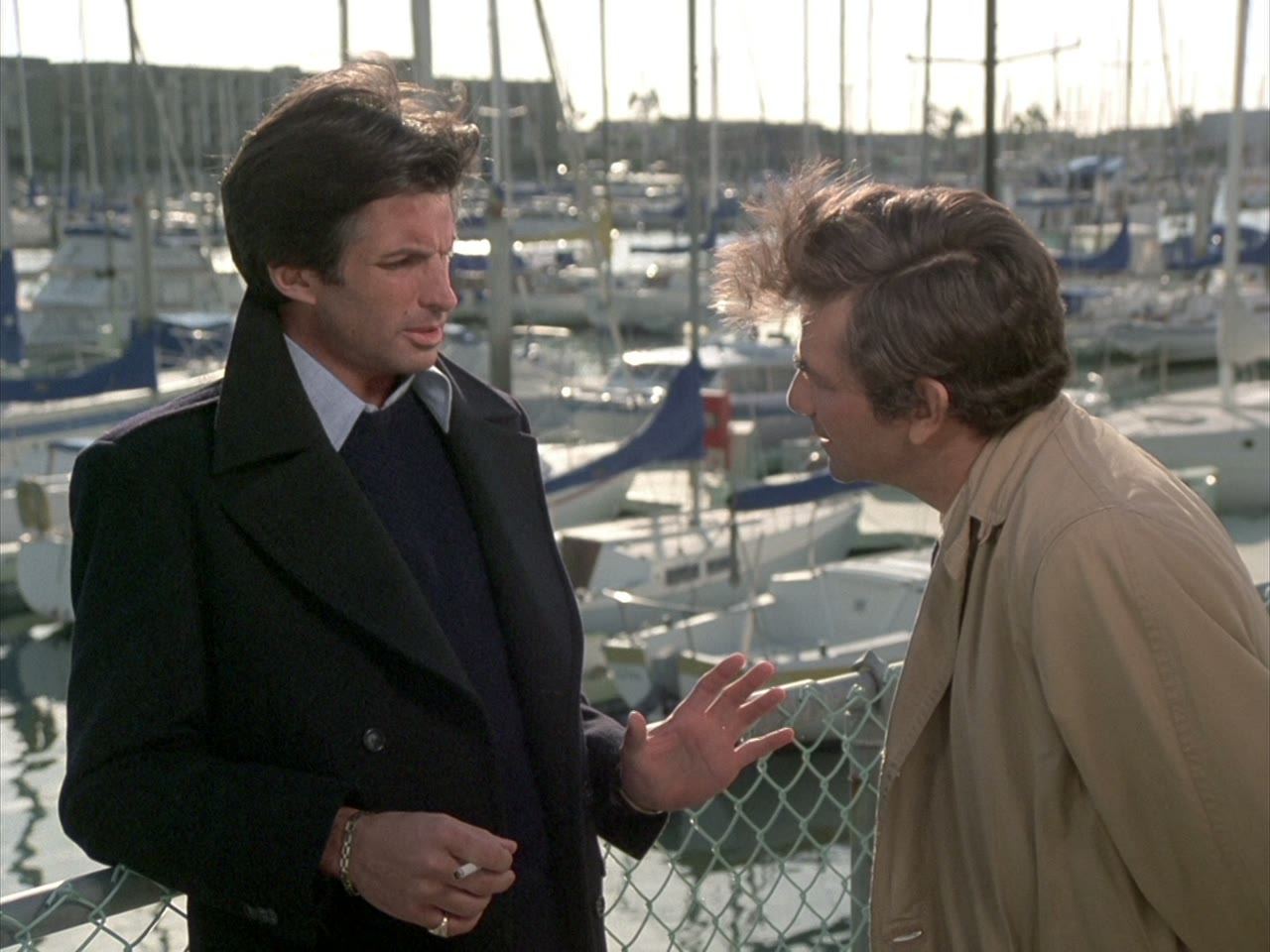 A talk at the marina: the lieutenant tests someone's memory