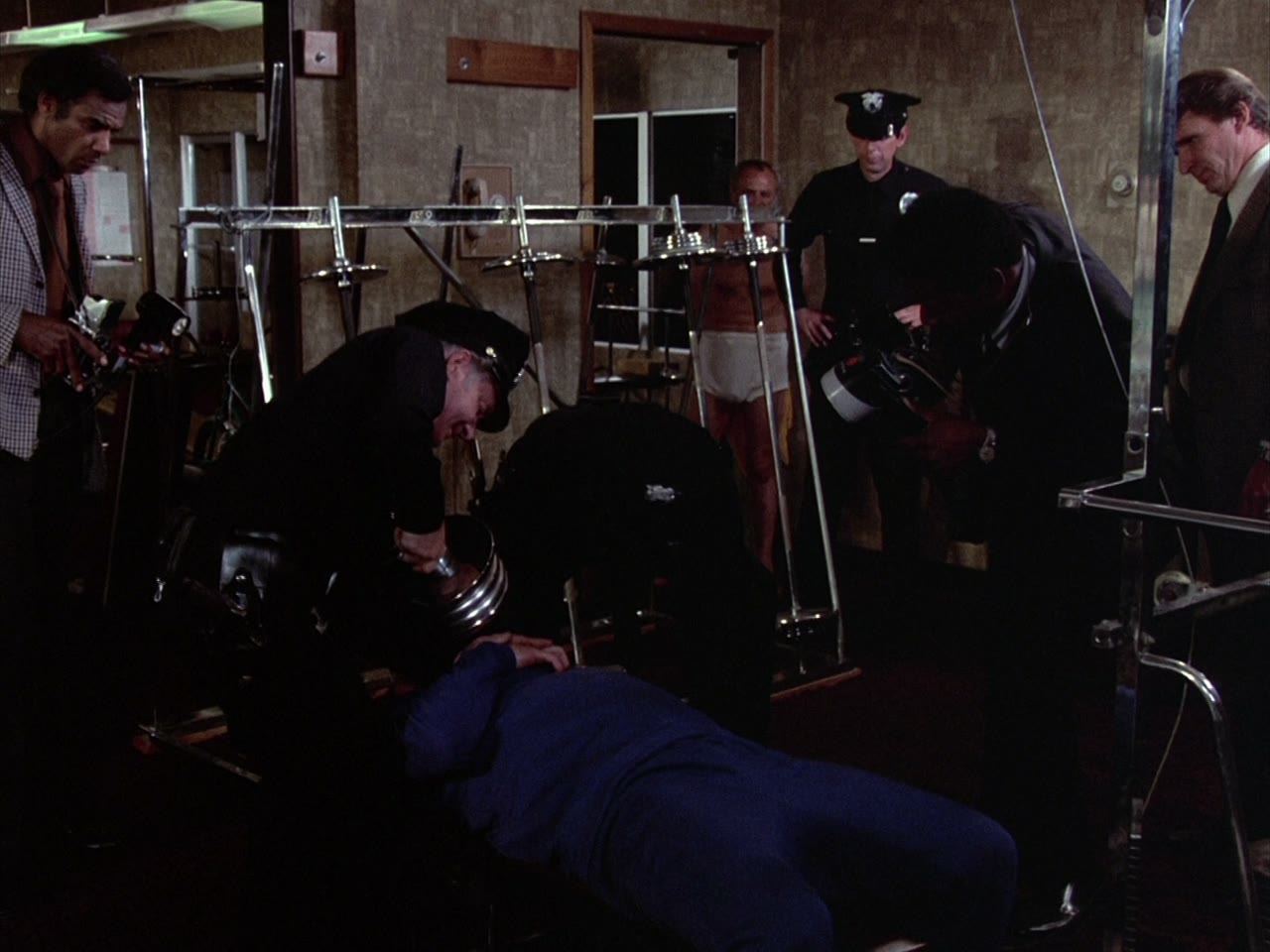 A death in the gym, staged as an accident with a barbell